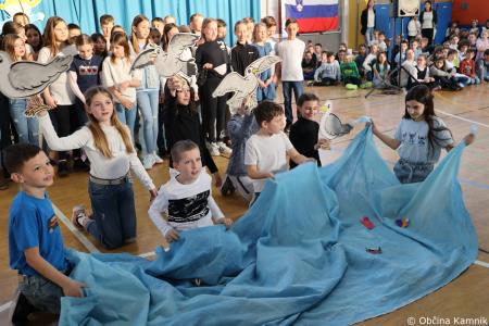 Otroci Osnovne šole Marije Vere so pozdravili pomlad in se spomnili knjižnih junakov (51)